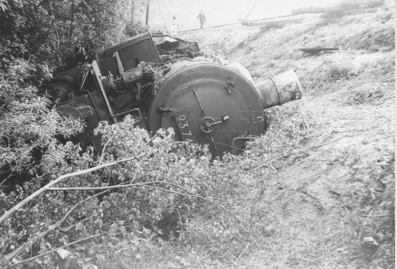 Einen Toten und drei Verletzte forderte ein tragisches Unglück am Dienstag, dem 13. Mai.1953 gegen acht Uhr, als zwischen Oberbrechen und Niederselters eine Lokomotive mit einem anhängenden Tunnel- Meßwagen etwa acht Meter tief den Abhang hinunter in den Emsbach stürzte.Die Leiche des 38 Jahre alten Lokführers Paul Forstbach aus Limburg konnte erst am Abend geborgen werden. Schwer verletzt wurden die drei Heizer Litte, Schlosser (beide aus Limburg) und Gasteier (Elz). Bisher war es unmöglich, die Lok 93742 und den Meßwagen vollständig zu heben. Aus Frankfurt wurde zwar ein Bergungszug mit Hebekran geordert, der allerdings nur ein Gewicht von 65 Tonnen bewältigen konnte. Allein die verunglückte Lok wog 90 Tonnen. Als Unglücksursache vermutete der Vorstand des Eisenbahnbetriebsamtes, Reichsbahnrat Moritz, daß der Rottenführer des zur gleichen Zeit mit Ausbesserungsarbeiten beschäftigten Bautrupps vor der Sperrung des Gleises eine Schiene hatte ausheben lassen.
00001.jpg